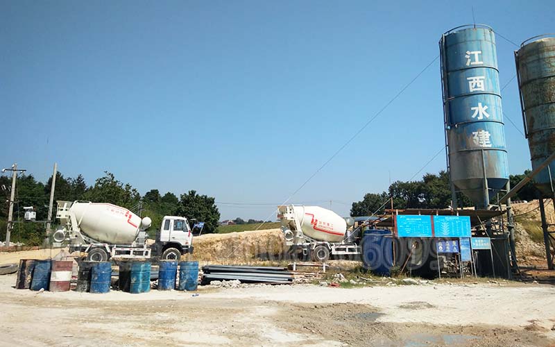 在撫州用小型攪拌車修建水庫堤壩工程