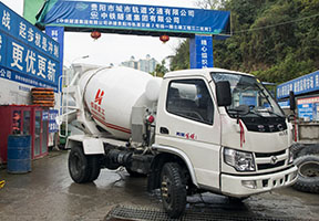 貴陽(yáng)地鐵施工用2方攪拌車(chē)。
